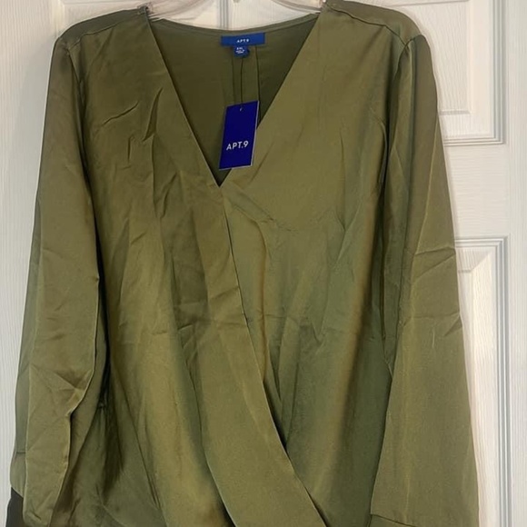 Brand New with Tag Kagan Green Women's Apt. 9® Wide Cuff Surplice Top - Picture 2 of 2